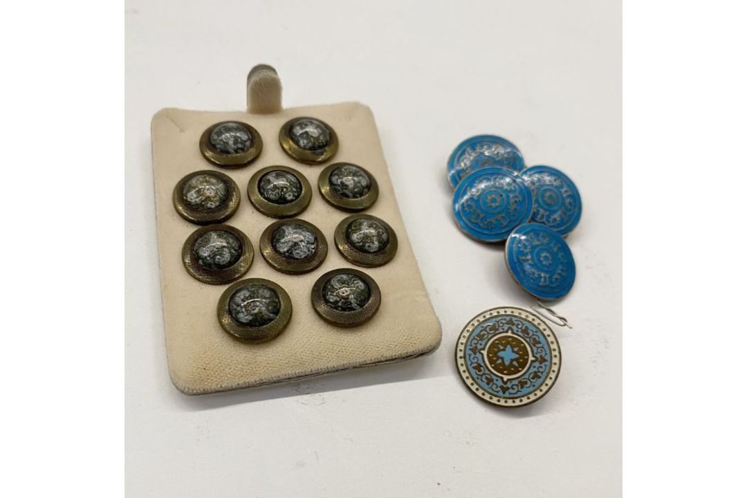 Set of Edwardian dress studs reverse painted under glass, with gold-coloured mounts, a set of - Image 3 of 5