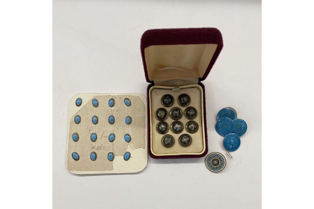 Set of Edwardian dress studs reverse painted under glass, with gold-coloured mounts, a set of - Image 5 of 5