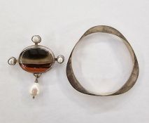 Tony Thomson silver, pearl and agate brooch set large oval stone with surround of four baroque