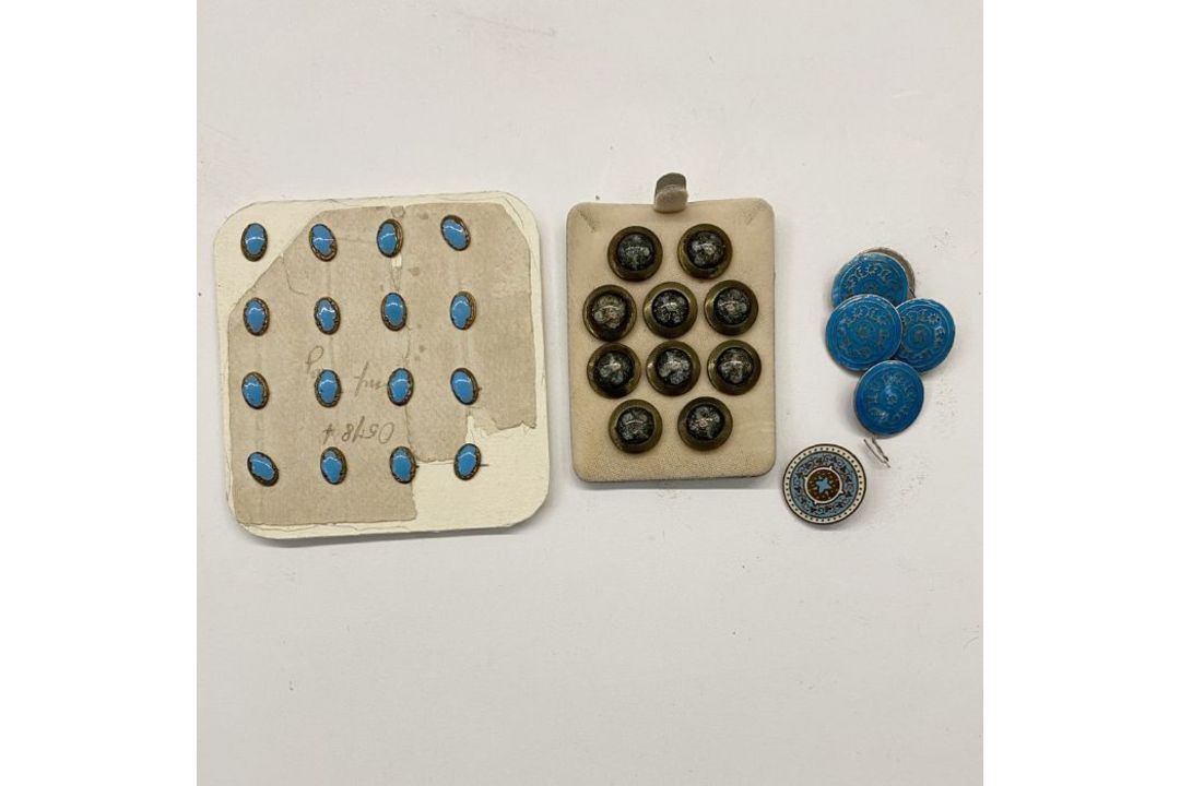Set of Edwardian dress studs reverse painted under glass, with gold-coloured mounts, a set of - Image 1 of 5