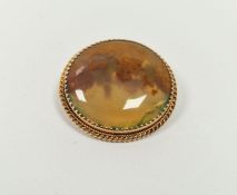 9ct gold and agate oval brooch with ropetwist and beaded border, 28mm wide