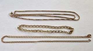 9ct gold double-link bracelet, a 9ct gold box-link chain and another gold-coloured metal fine chain,