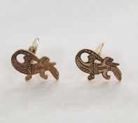 Pair 9ct gold scroll-pattern and bar cufflinks, each engraved, 9.7g approx.