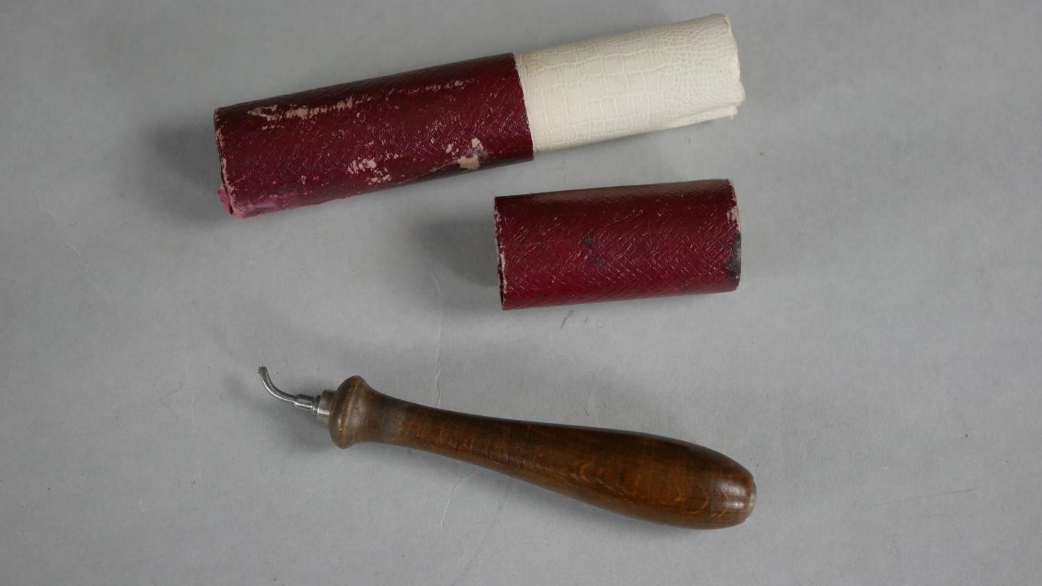 A collection of 19th century sewing items. Including wooden wool pegs, a fabric marker and other - Image 5 of 6