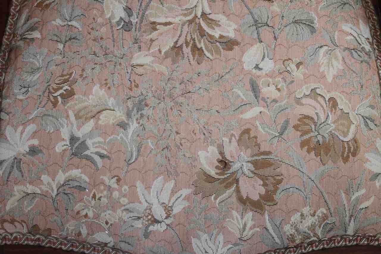 An Edwardian mahogany bedroom chair with scrolling ribbon and foliate inlay on tapering supports - Image 3 of 5