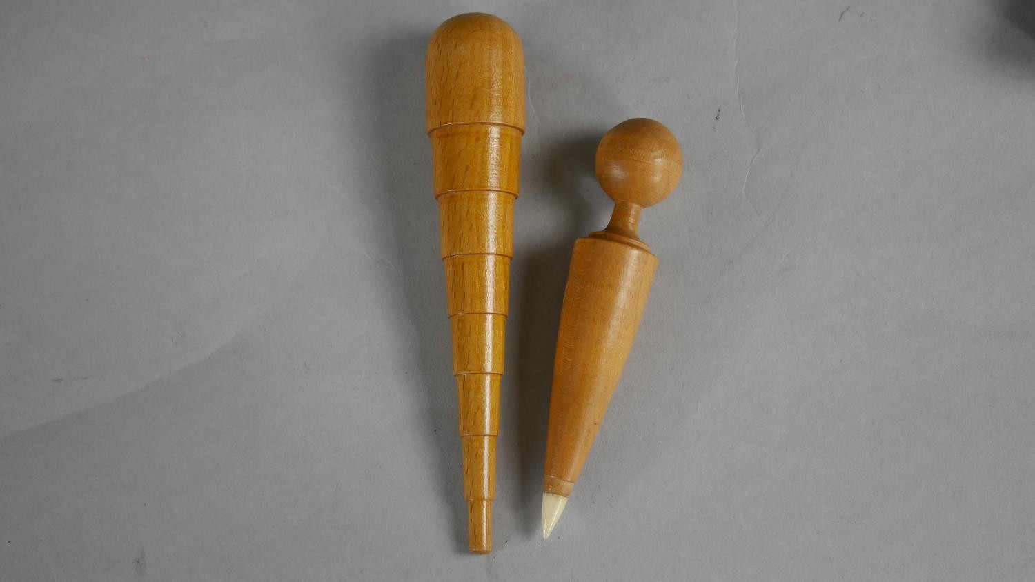 A collection of 19th century sewing items. Including wooden wool pegs, a fabric marker and other - Image 4 of 6