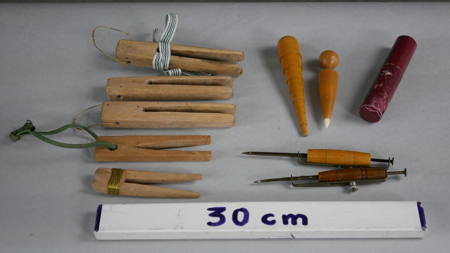 A collection of 19th century sewing items. Including wooden wool pegs, a fabric marker and other - Image 6 of 6