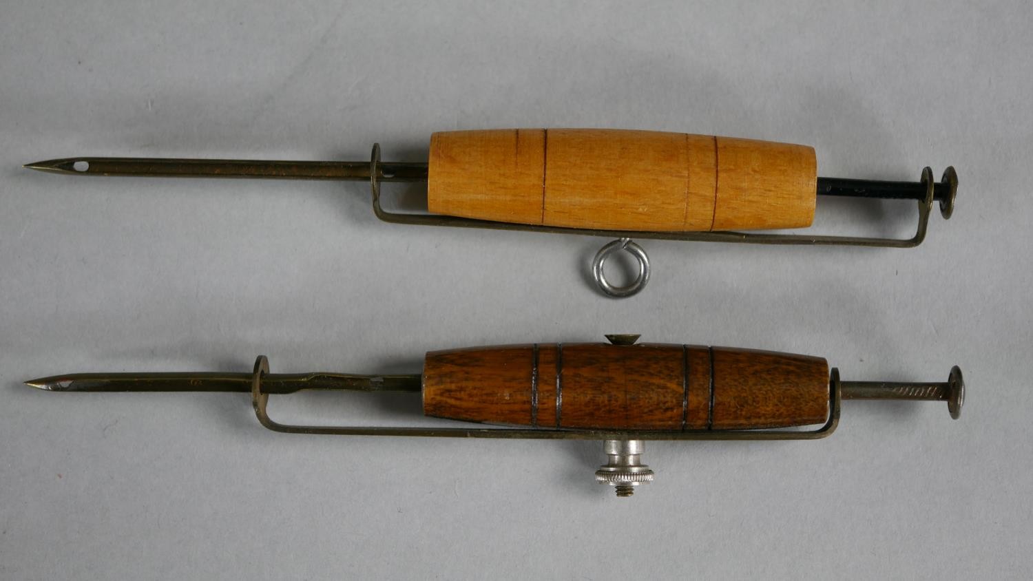 A collection of 19th century sewing items. Including wooden wool pegs, a fabric marker and other - Image 3 of 6