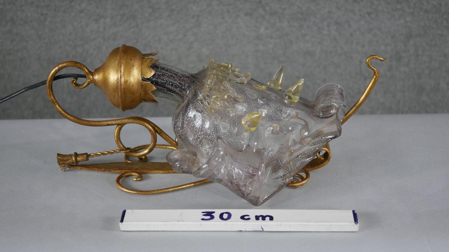 A wall mounted Murano style glass floral design light with scrolling gilt metal bracket. (damaged) - Image 5 of 5