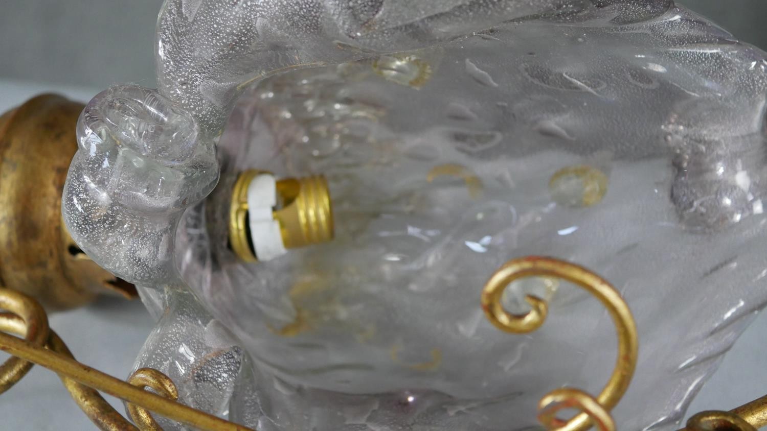 A wall mounted Murano style glass floral design light with scrolling gilt metal bracket. (damaged) - Image 3 of 5
