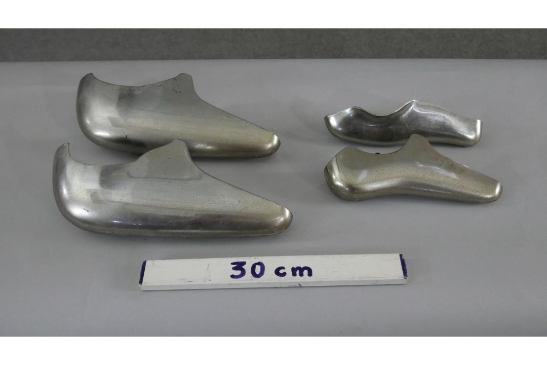 Two pairs of vintage chrome car bumper formers. H.30 W.11 D.8cm - Image 4 of 4