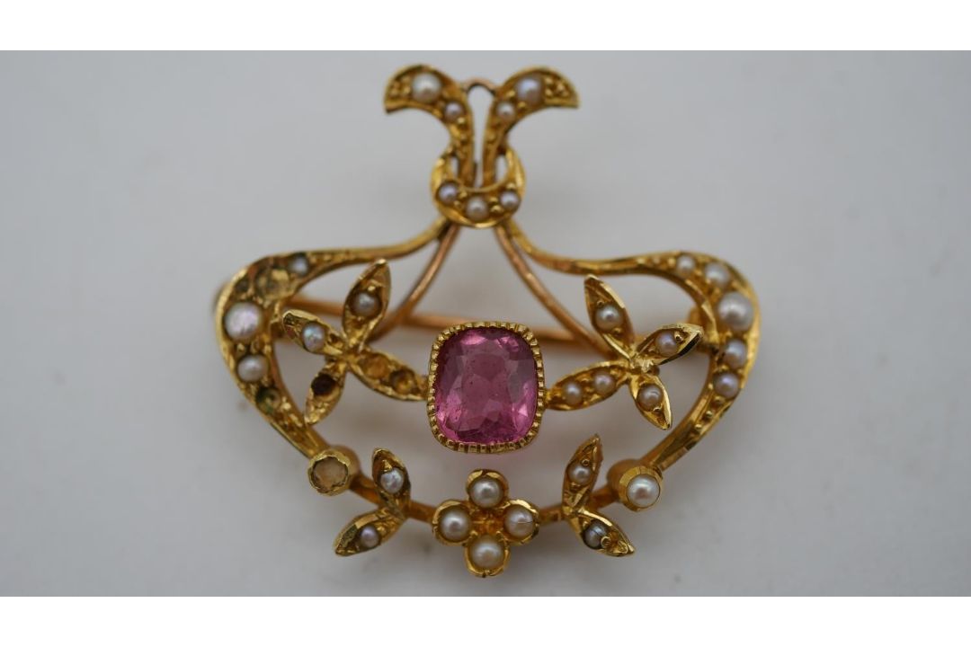 A Victorian yellow metal (tested 15 carat) seed pearl and pink stone brooch/pendant. Set with thirty - Image 3 of 7