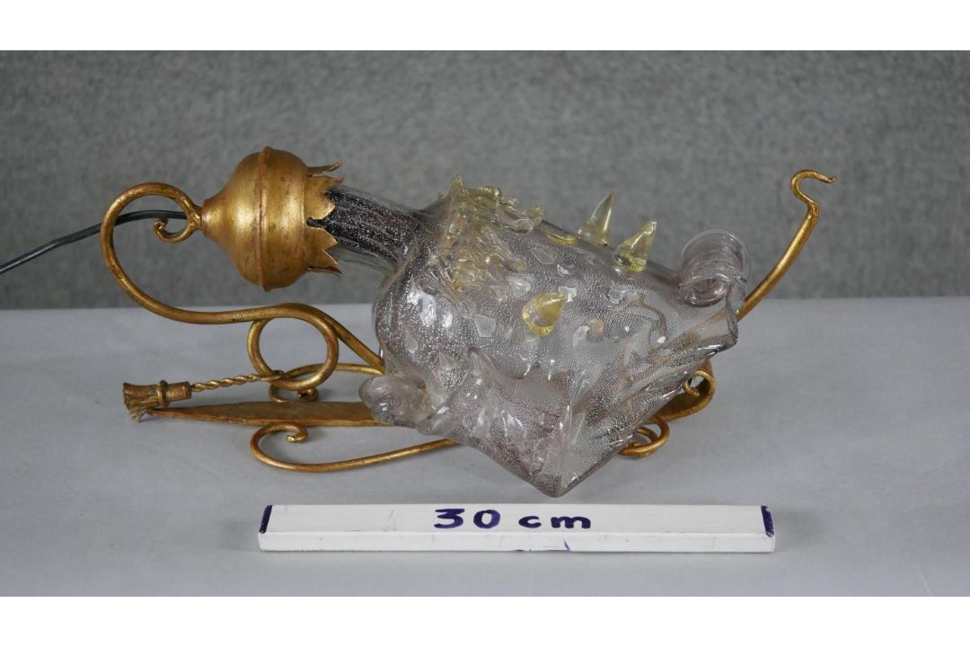 A wall mounted Murano style glass floral design light with scrolling gilt metal bracket. (damaged) - Image 5 of 5