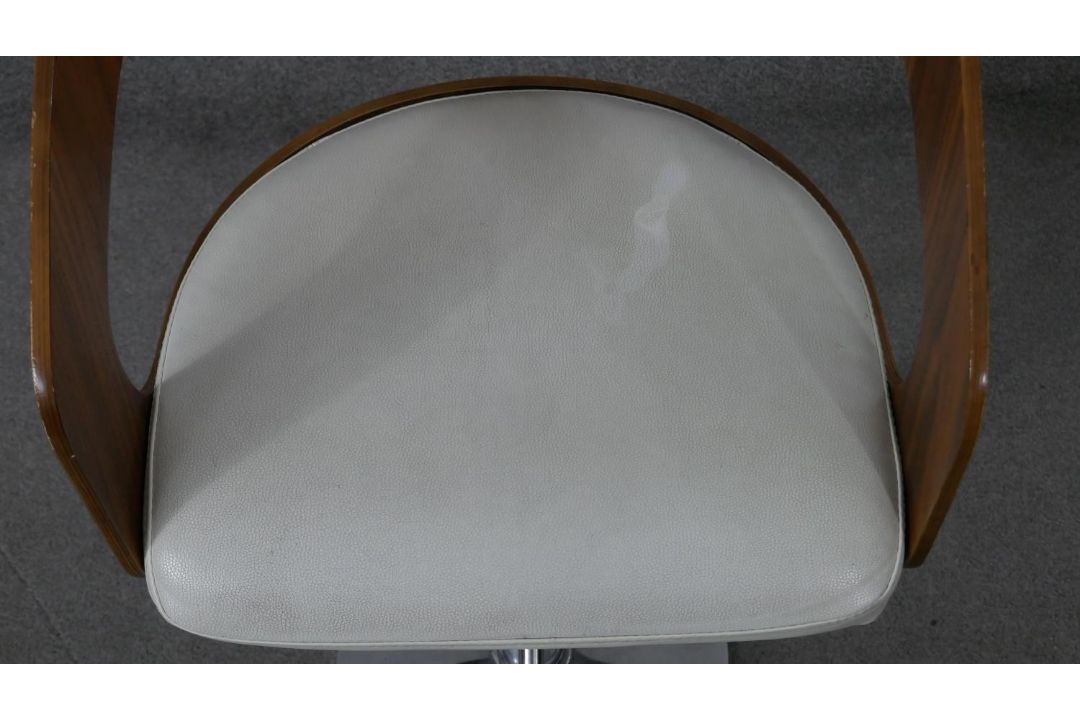A contemporary Dwell high stool with adjustable height action. H.111 W.49 D.52 cm (extended) - Image 4 of 6