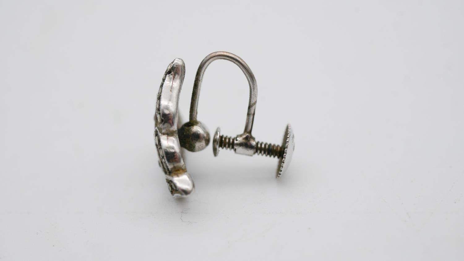 A collection of Art Deco silver and marcasite jewellery. Including an articulated floral design - Image 5 of 12