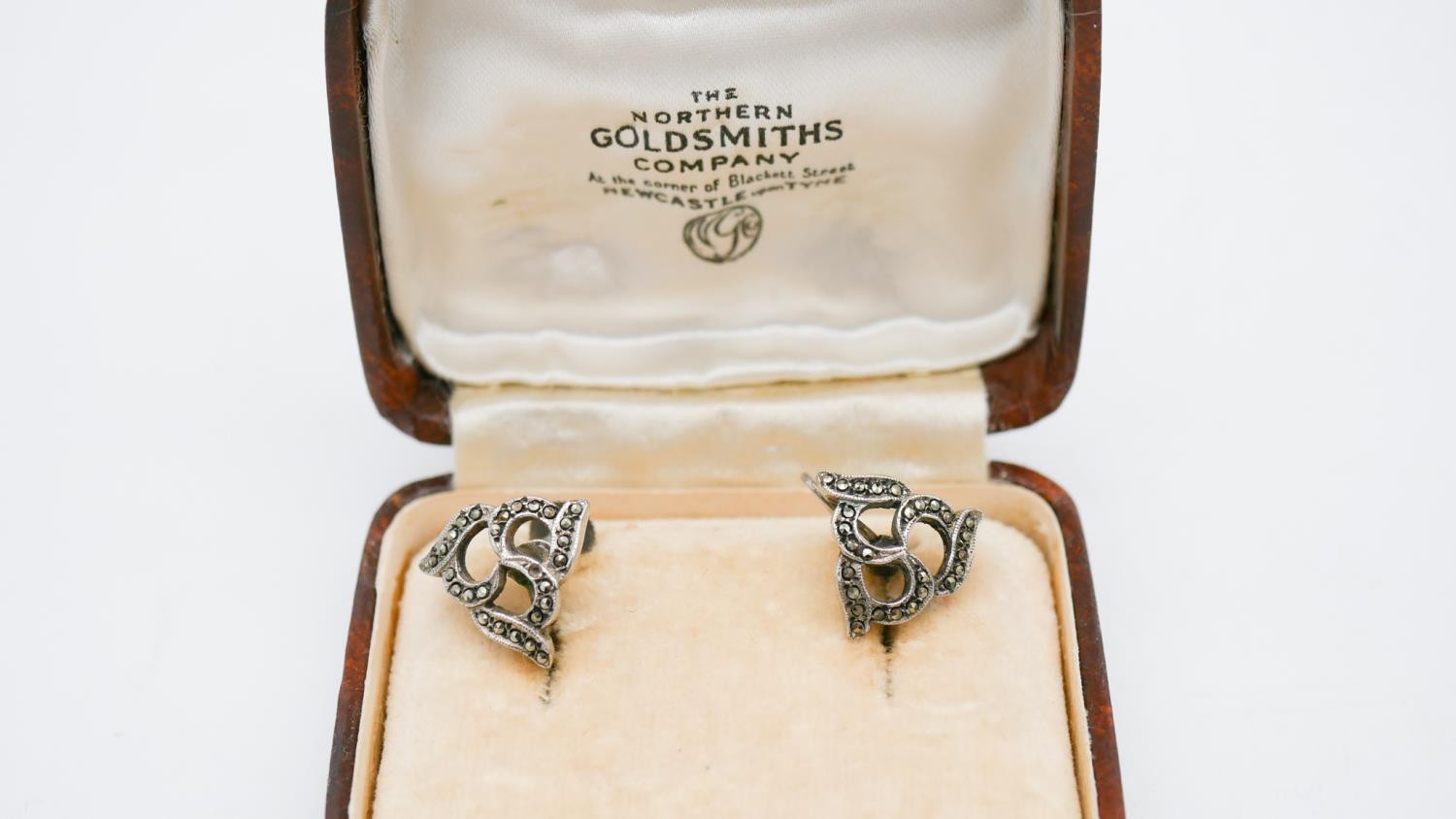 A collection of Art Deco silver and marcasite jewellery. Including an articulated floral design - Image 3 of 12