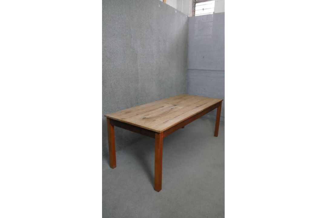 A Retrouvius refectory dining table with reclaimed poplar planked top raised on square tapering - Image 3 of 5