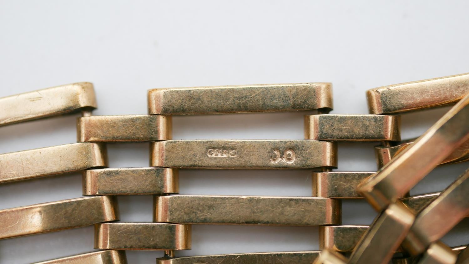 A 9 carat yellow gold Victorian articulated gate bracelet with heart padlock clasp with safety - Image 8 of 9