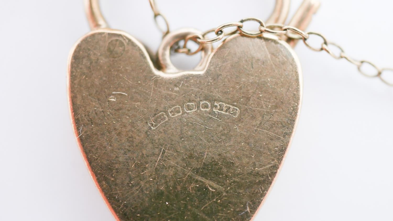 A 9 carat yellow gold Victorian articulated gate bracelet with heart padlock clasp with safety - Image 6 of 9