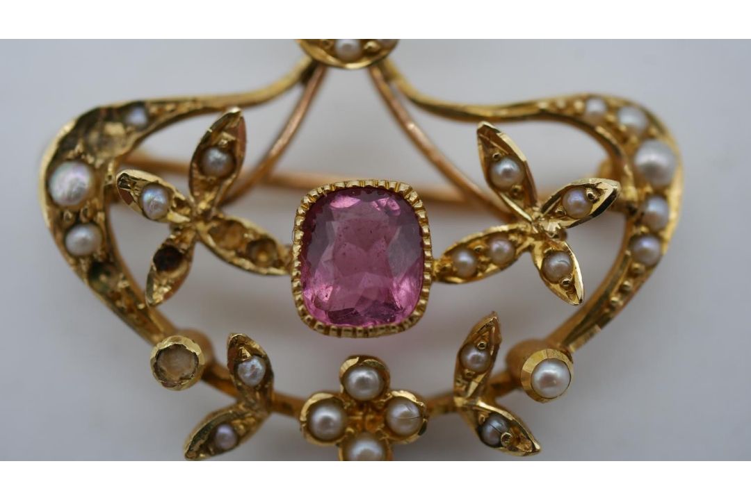 A Victorian yellow metal (tested 15 carat) seed pearl and pink stone brooch/pendant. Set with thirty - Image 6 of 7