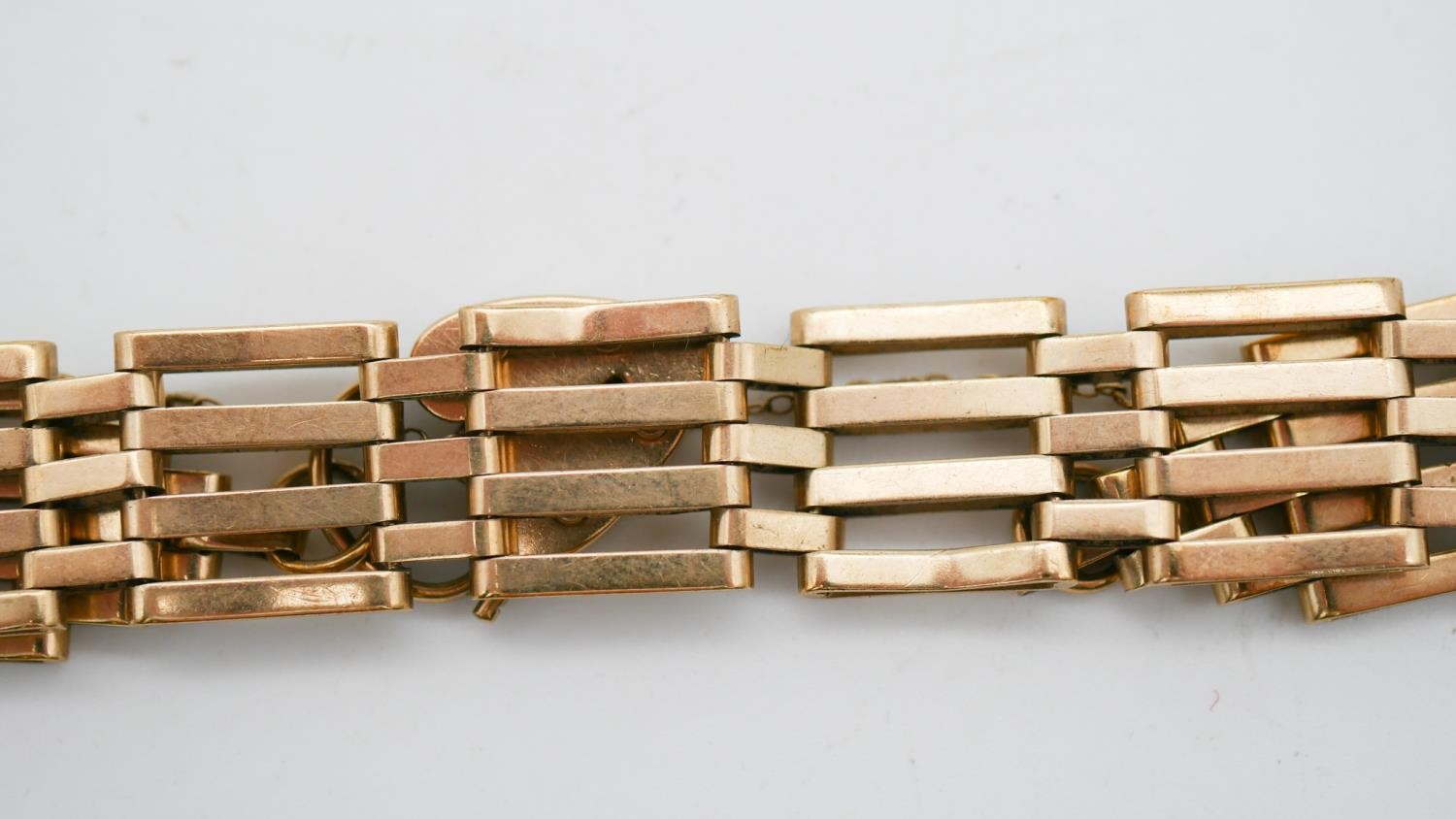 A 9 carat yellow gold Victorian articulated gate bracelet with heart padlock clasp with safety - Image 3 of 9