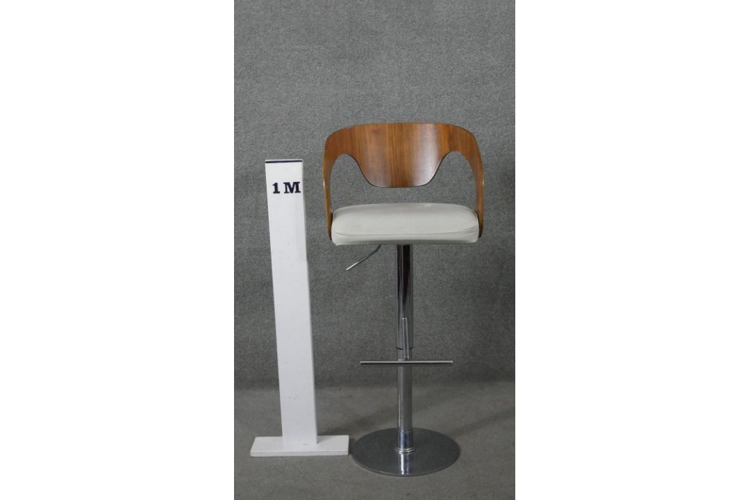 A contemporary Dwell high stool with adjustable height action. H.111 W.49 D.52 cm (extended) - Image 2 of 6
