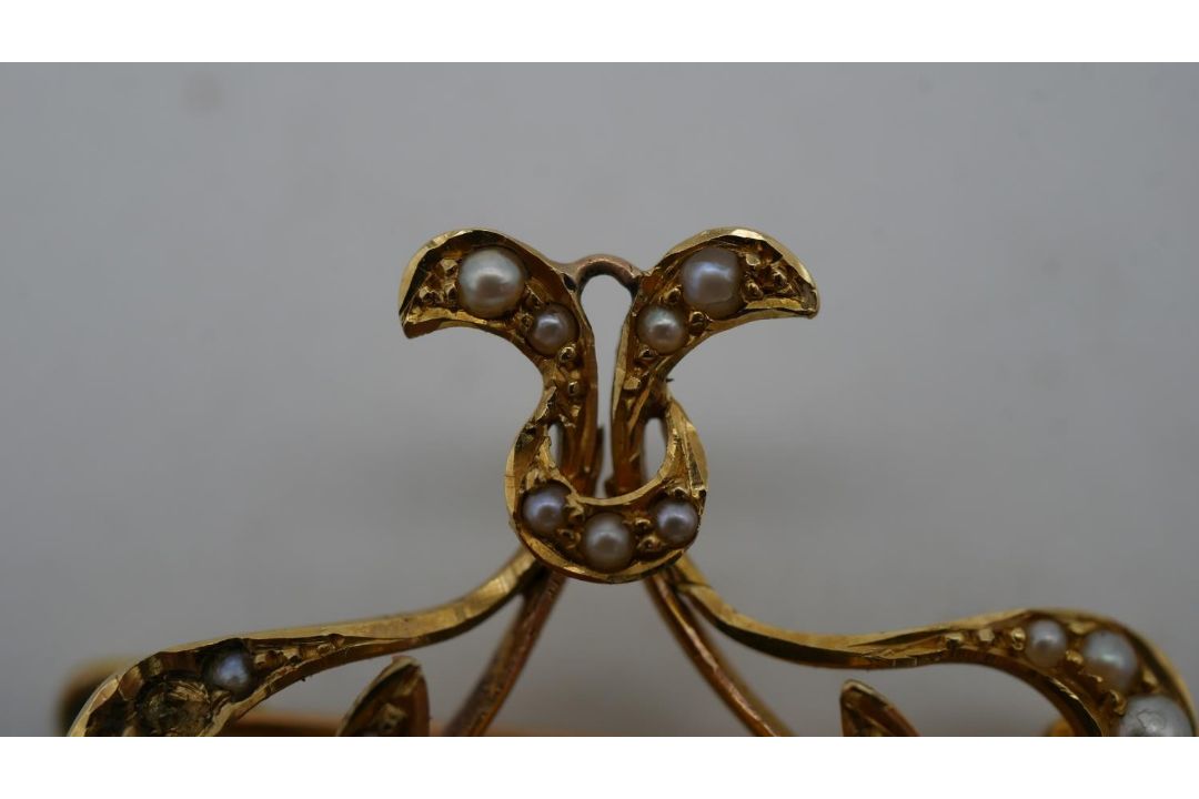 A Victorian yellow metal (tested 15 carat) seed pearl and pink stone brooch/pendant. Set with thirty - Image 5 of 7