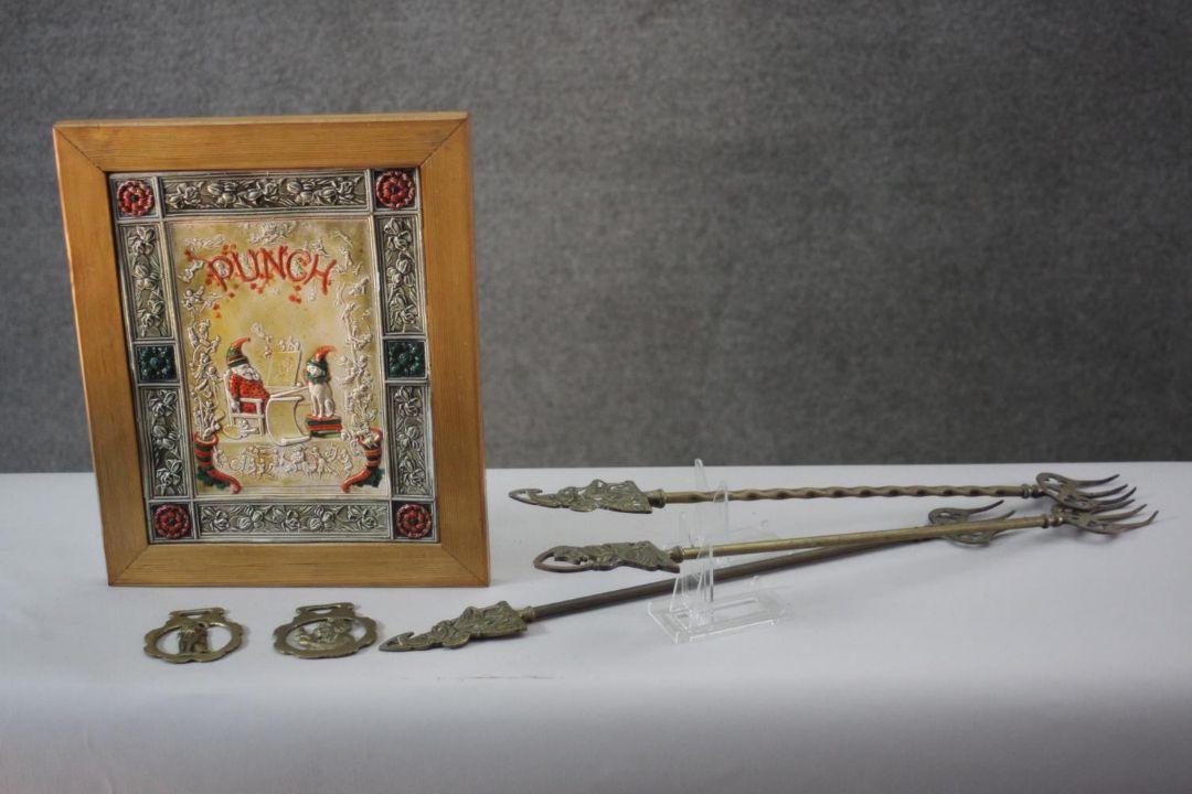 A framed painted plastic tile effect picture of Punch and Judy along with two horse brasses and fire - Image 1 of 9