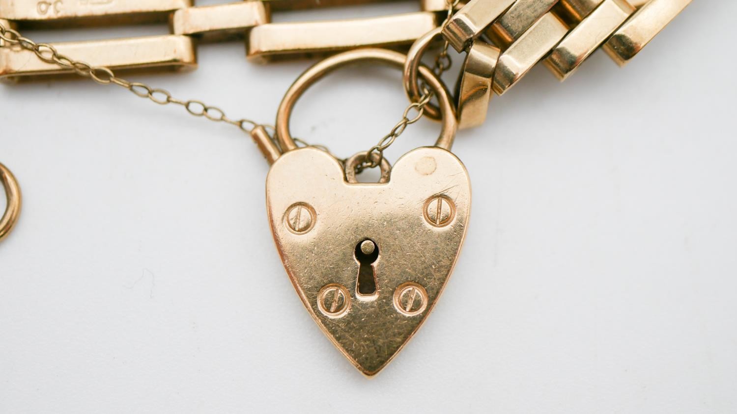 A 9 carat yellow gold Victorian articulated gate bracelet with heart padlock clasp with safety - Image 9 of 9
