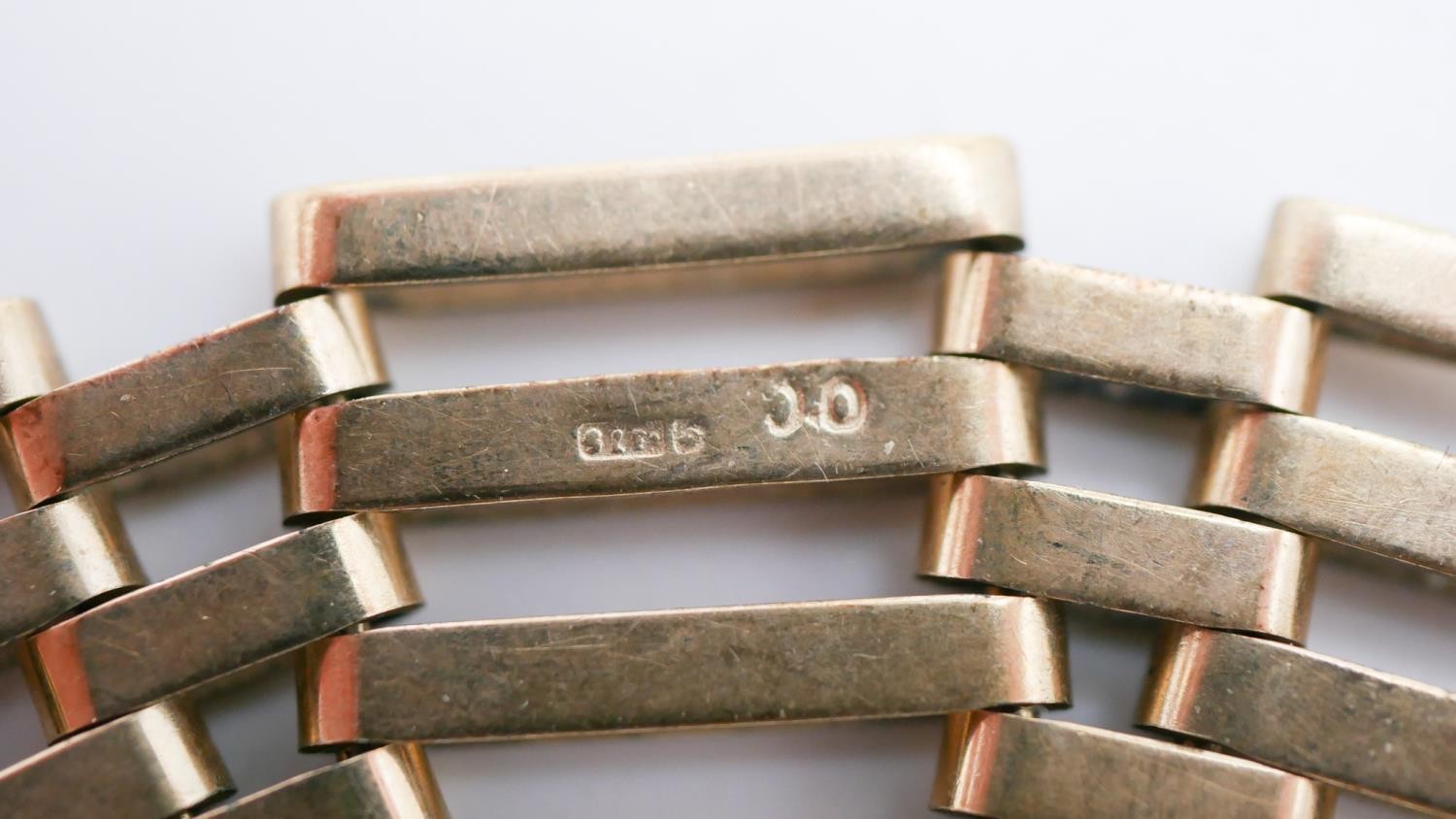 A 9 carat yellow gold Victorian articulated gate bracelet with heart padlock clasp with safety - Image 7 of 9