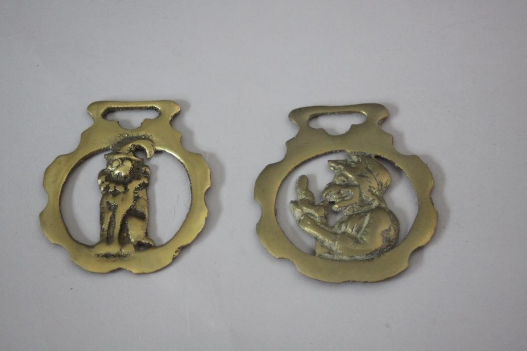 A framed painted plastic tile effect picture of Punch and Judy along with two horse brasses and fire - Image 3 of 9