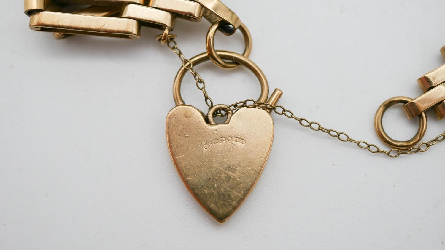 A 9 carat yellow gold Victorian articulated gate bracelet with heart padlock clasp with safety - Image 5 of 9
