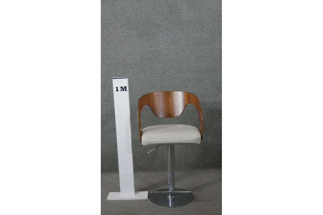 A contemporary Dwell high stool with adjustable height action. H.111 W.49 D.52 cm (extended) - Image 3 of 6