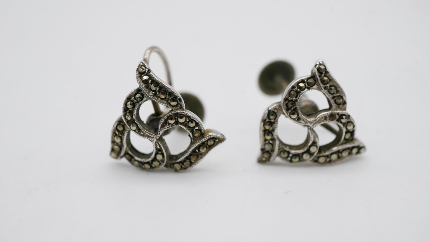 A collection of Art Deco silver and marcasite jewellery. Including an articulated floral design - Image 4 of 12