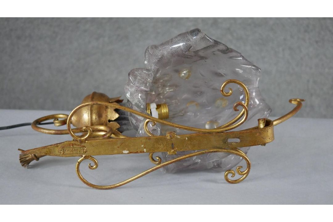 A wall mounted Murano style glass floral design light with scrolling gilt metal bracket. (damaged) - Image 2 of 5