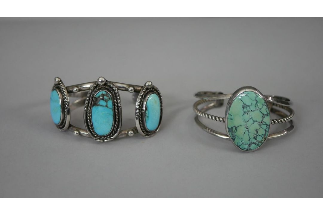 A collection of Native American turquoise jewellery with a yellow suede pouch. Including two - Image 2 of 8