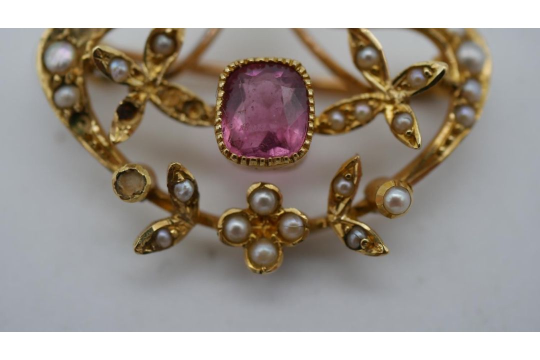 A Victorian yellow metal (tested 15 carat) seed pearl and pink stone brooch/pendant. Set with thirty - Image 4 of 7