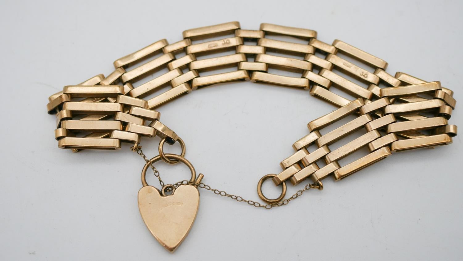 A 9 carat yellow gold Victorian articulated gate bracelet with heart padlock clasp with safety - Image 4 of 9