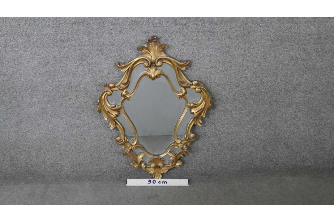 A carved giltwood Florentine style wall mirror. H.73 W.52cm - Image 5 of 5