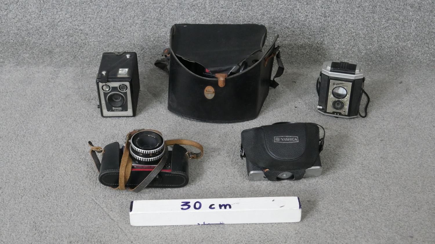 A collection of vintage cameras. Including a Yashika, Praktika super TFL and two vintage brownie - Image 2 of 9