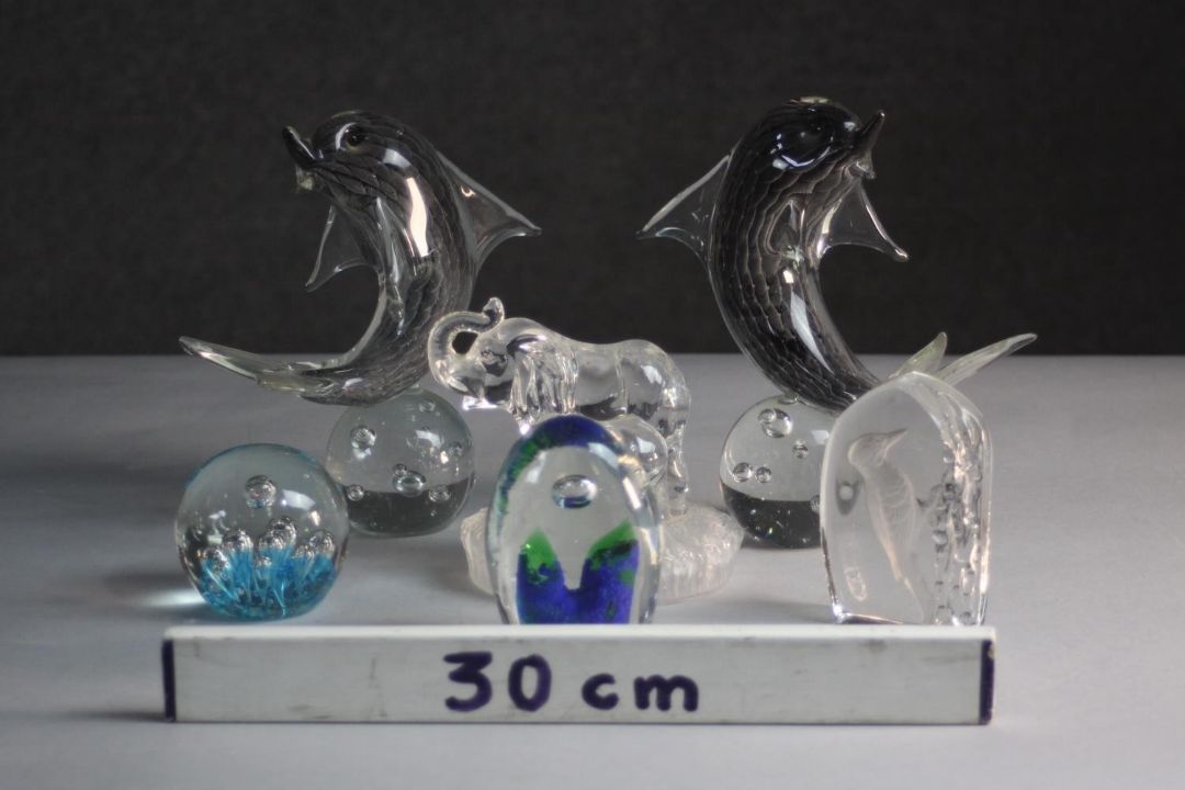 A collection of six art glass paper weights. A pair of dolphins balancing on balls, mum and baby - Image 7 of 7