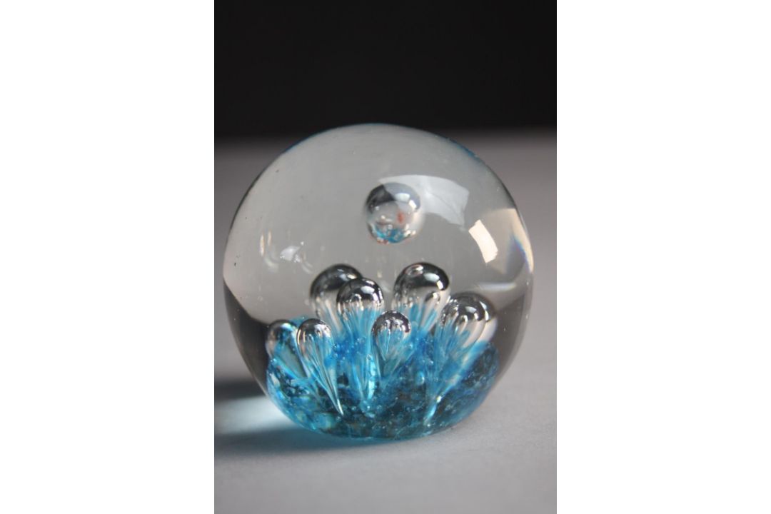 A collection of six art glass paper weights. A pair of dolphins balancing on balls, mum and baby - Image 4 of 7