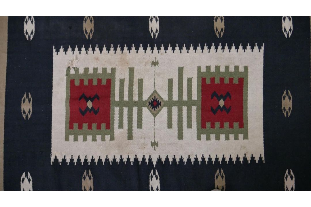 A hand woven Turkish Kelim with geometric serrated pendants on a biscuit ground. L.184 W.117cm - Image 3 of 6