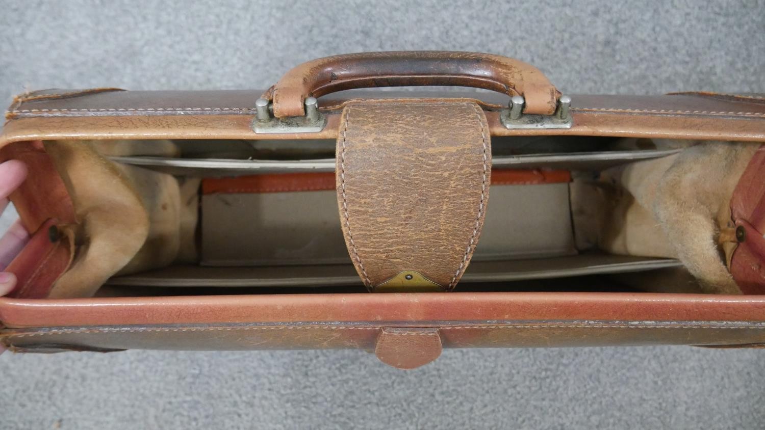 Three vintage tan leather bags. One tan leather doctors bag with brass fittings and two other pieces - Image 5 of 10