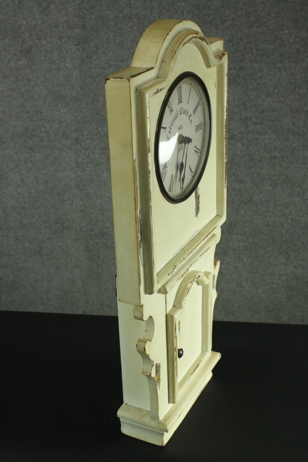 A contemporary painted American style wall clock. H.56 W.26 D.6 cm. - Image 4 of 6