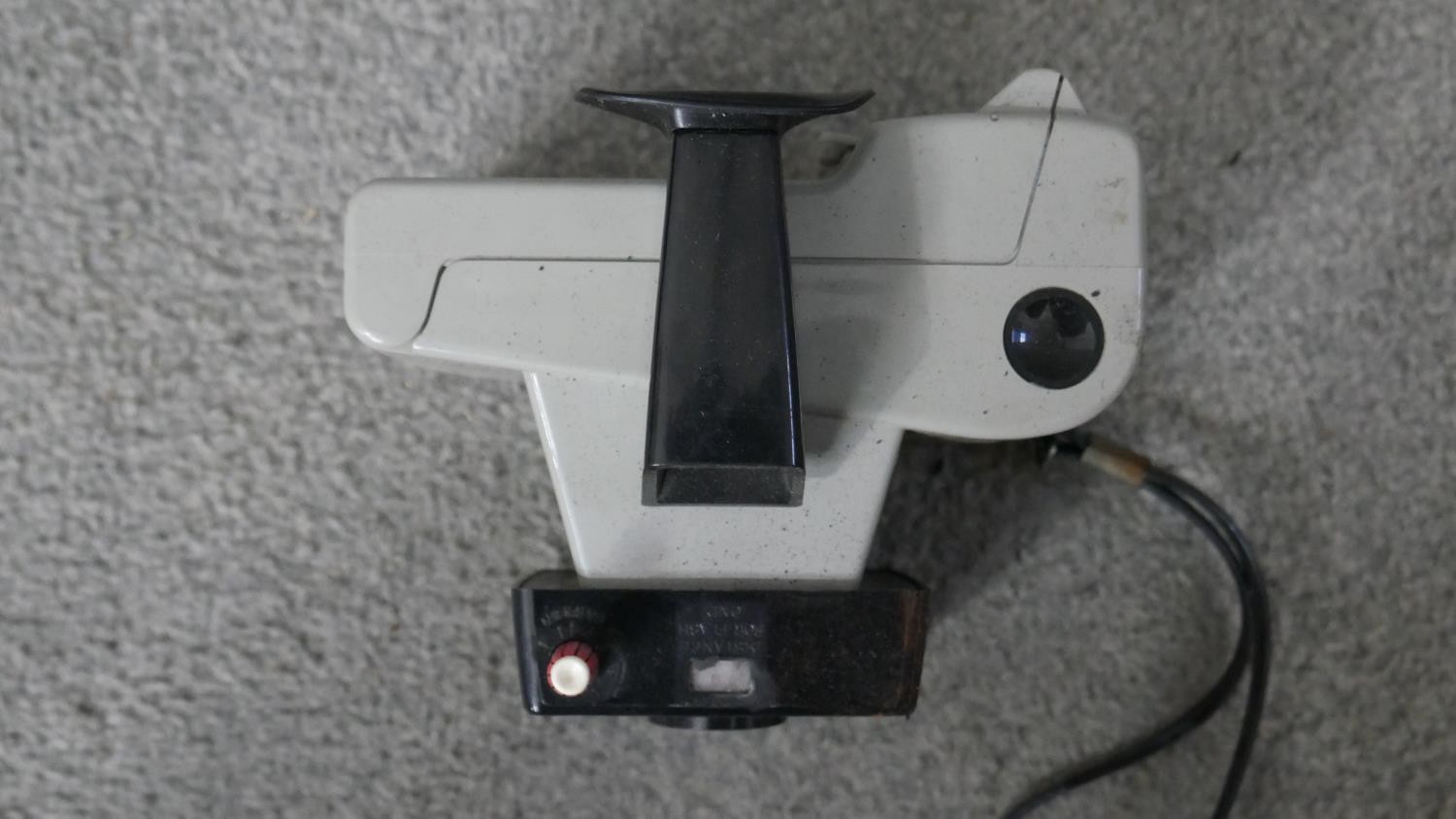 A collection of vintage cameras. Including a Yashika, Praktika super TFL and two vintage brownie - Image 7 of 9