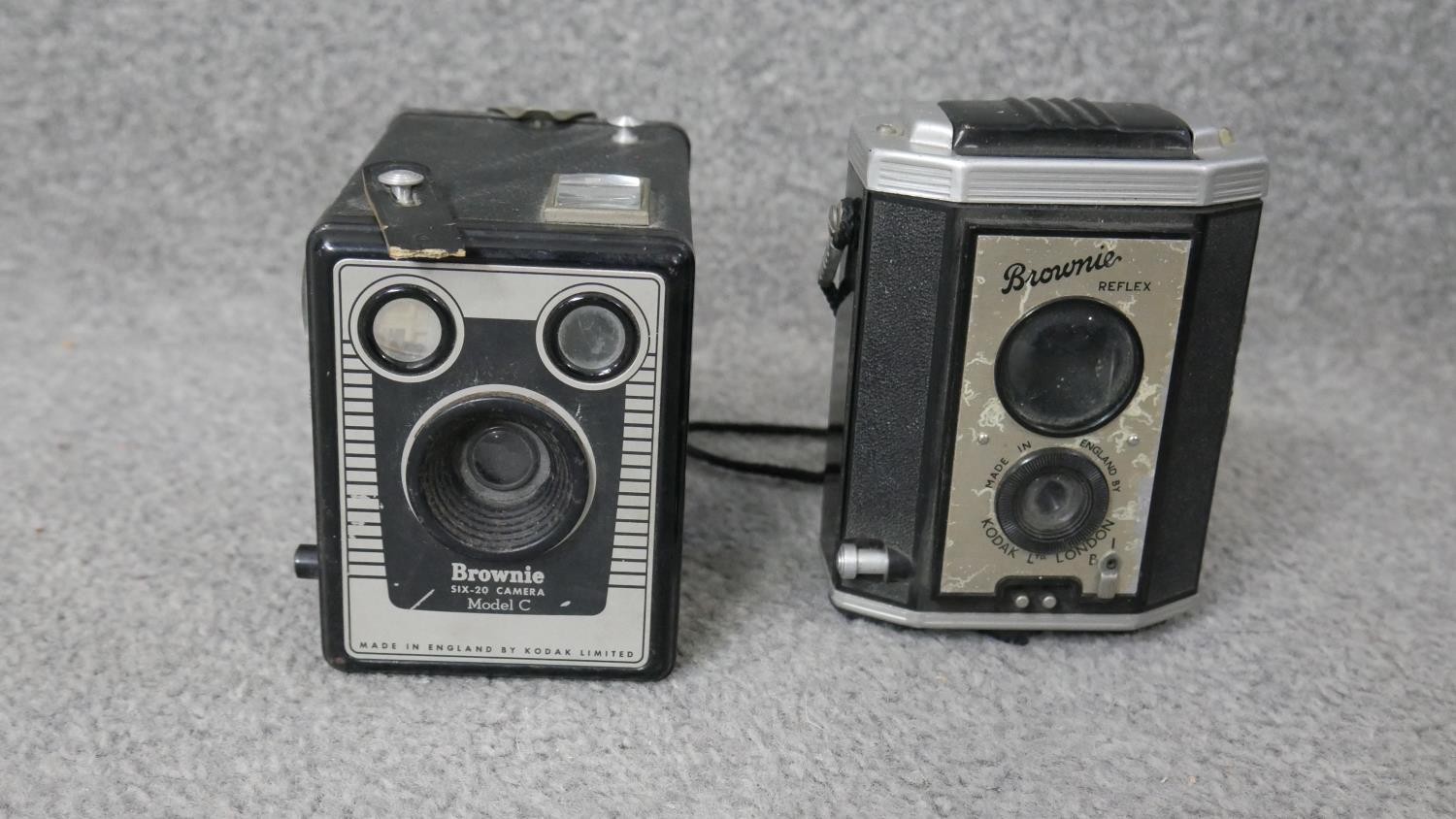 A collection of vintage cameras. Including a Yashika, Praktika super TFL and two vintage brownie - Image 3 of 9