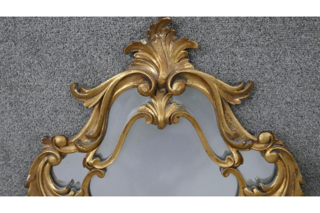 A carved giltwood Florentine style wall mirror. H.73 W.52cm - Image 2 of 5