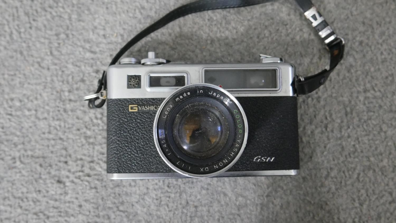 A collection of vintage cameras. Including a Yashika, Praktika super TFL and two vintage brownie - Image 5 of 9