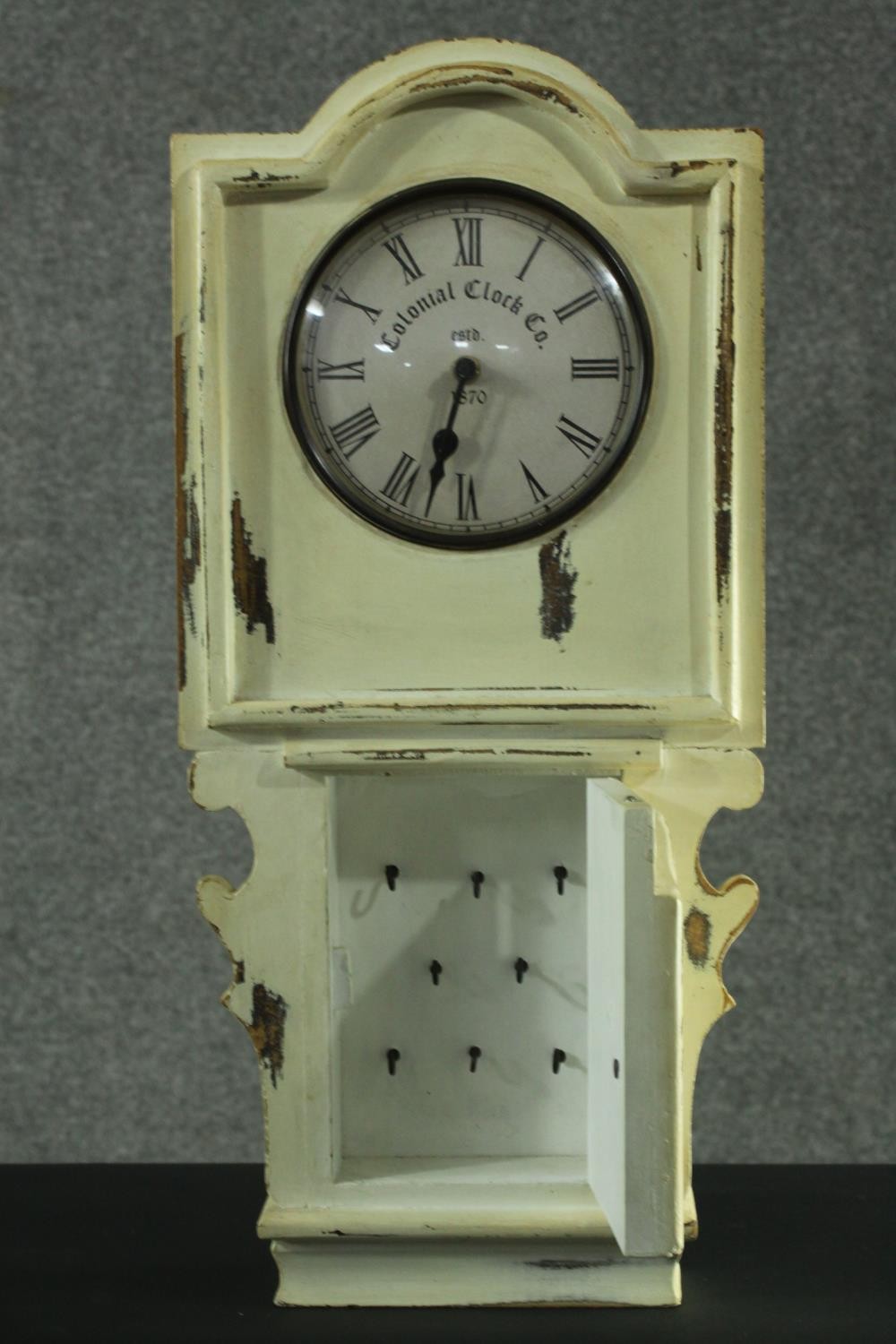 A contemporary painted American style wall clock. H.56 W.26 D.6 cm. - Image 3 of 6